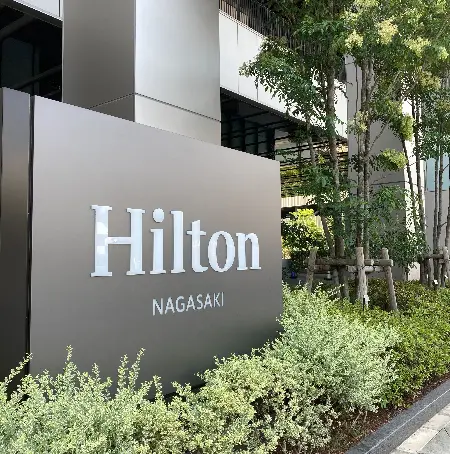 ヒルトン長崎の外観。ポケふたはホテル前の通路付近に設置されています。