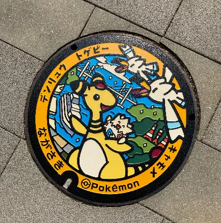 長崎市長崎駅西口に設置されているデンリュウのポケふた